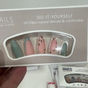 DIY Nail Set with Floral Design